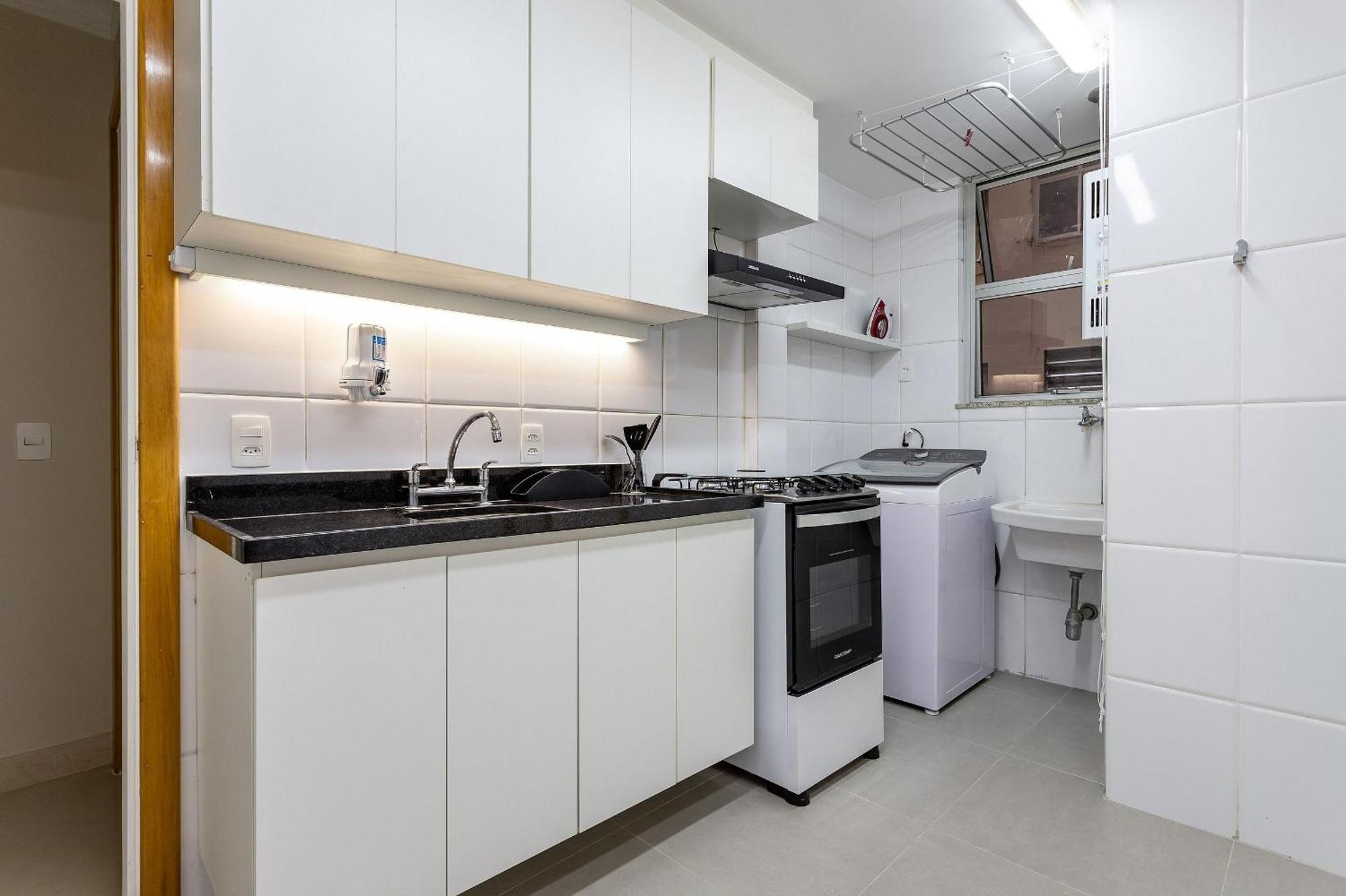Apartamento Novo. Vista Lateral A Praia, 2 Ou 3 Quartos, Wi Fi, Cozinha Completa E Ar. Rio de Janeiro
