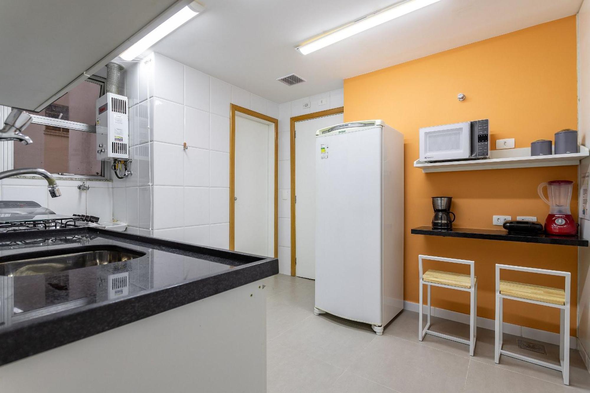 Novo. Vista Lateral A Praia, 2 Ou 3 Quartos, Wi Fi, Cozinha Completa E Ar.